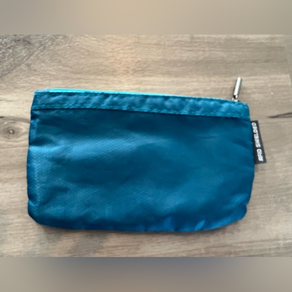Travelon Teal Essentials Pouch RFID Shield - Picture 3 of 4